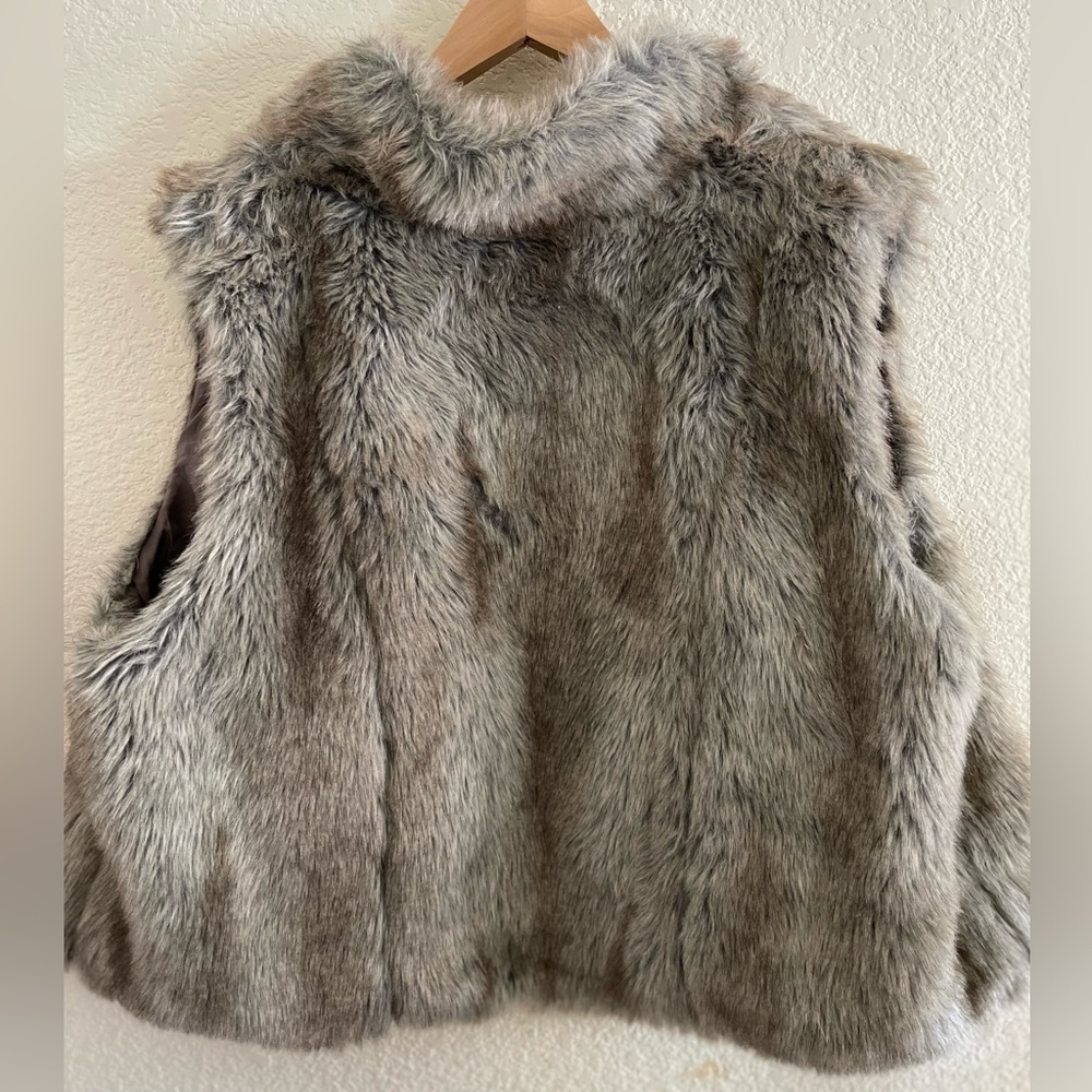 ELLE fur vest. - Picture 2 of 3